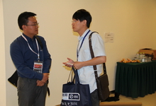 陈强与用户在会场外交流