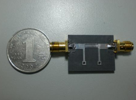 所设计超宽带滤波器(a)照片(b)结果比较