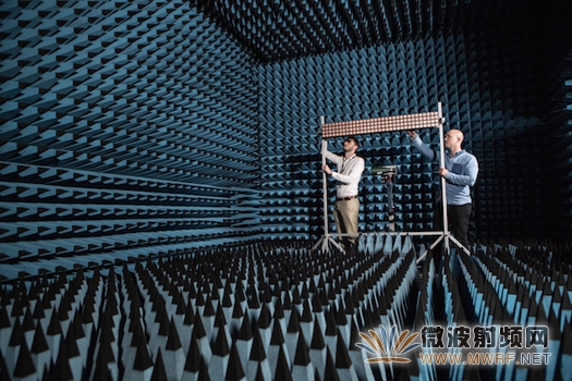 Paul Harris和Steffen Malkowsky在布里斯托尔大学的消声室里测试其128天线阵列