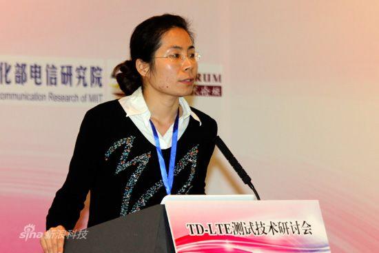 图为:TD-LTE测试技术研讨会现场,安立公司林雪聪演讲。