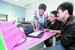 重庆邮电大学学生在实验室里观测。