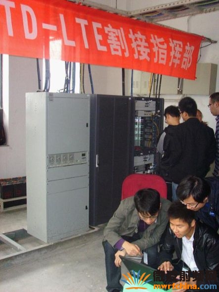 中国移动在西部的首个TD-LTE基站在进行调试.
