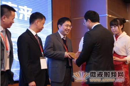 世强喜获武汉凡谷首届优秀供应商金奖