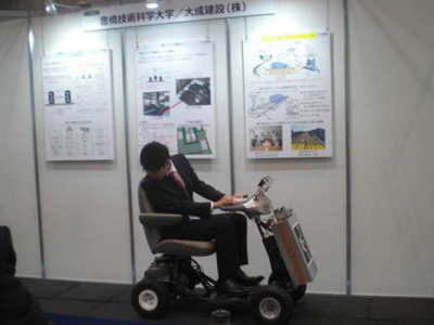 日本科研人员展示靠射频提供动力的电动车