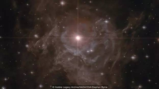船尾座RS，一颗典型的造父变星。哈佛大学的女天文学家勒维特最早发现了这类特殊变星的光变周期与真实亮度之间的关系