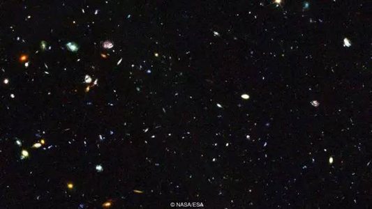 哈勃望远镜眼中的宇宙深处。我们能够观察的宇宙空间直径大约是930亿光年