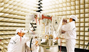 去年卫星研制过程中，工作人员准备进行卫星设备电磁兼容性试验。