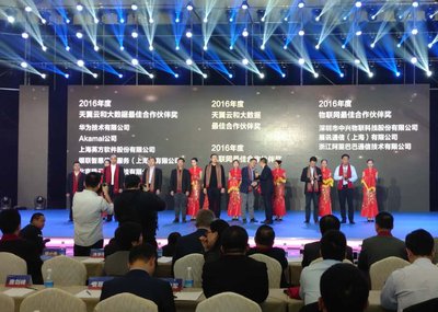 中兴物联副总经理王彭接受“2016年度物联网最佳合作伙伴奖”奖项