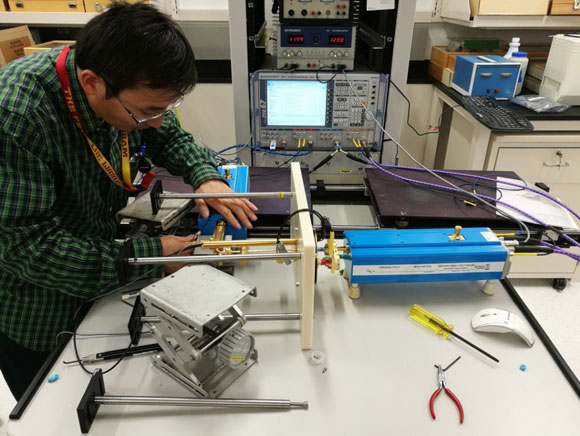 图1 NIST专家在实验室测试中国计量院研制的基准装置
