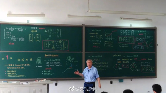 微波领域国家级教学名师梁昌洪教授 数十年坚持手写板书带漫画插图 课堂座无虚席