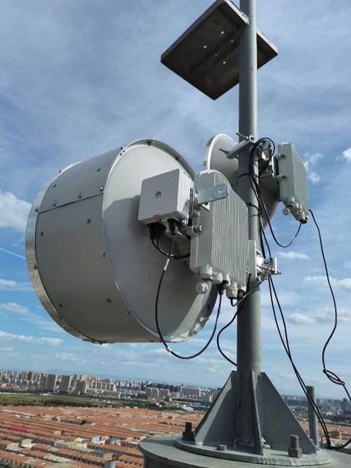 华为5G微波IBT天线在呼和浩特联通完成全球首秀，成功破解铁塔晃动部署难题